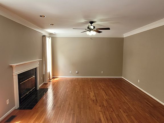 5th image of 8 Holly Springs Ln