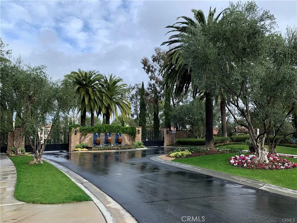 3 bed, 3.5 bath, 2305 sqft, $8,600 — Photo 2