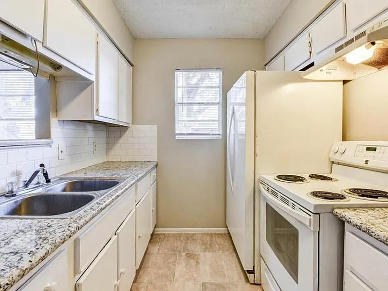 424 Fisher St — Photo 3