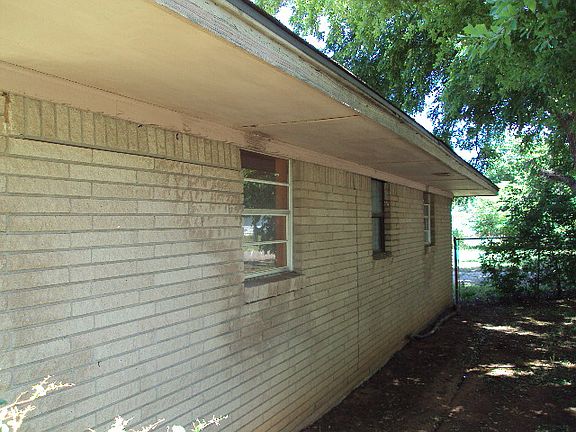 5th image of 221 E Texas St