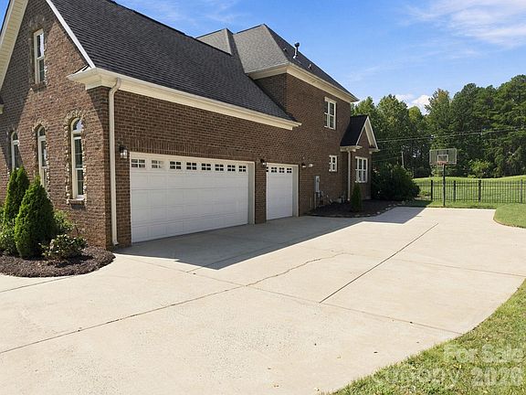 2nd image of 6671 Fox Ridge Cir