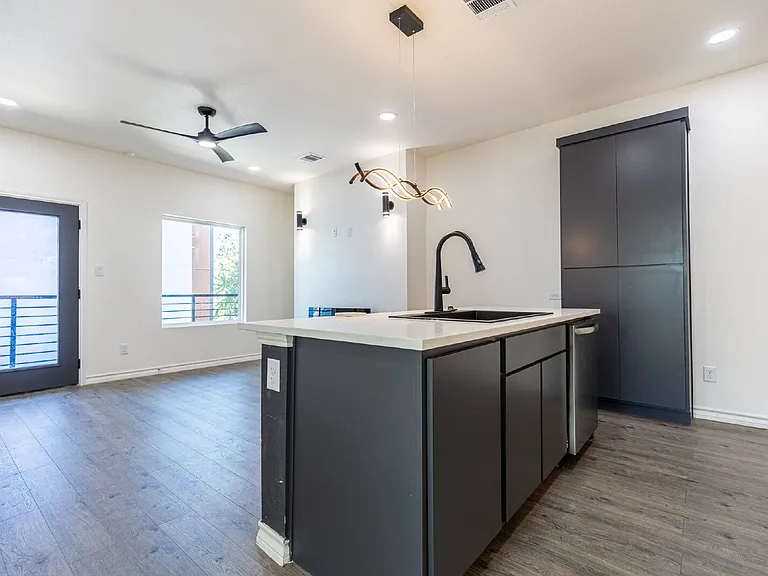 118 Shenandoah St #202 — Photo 9