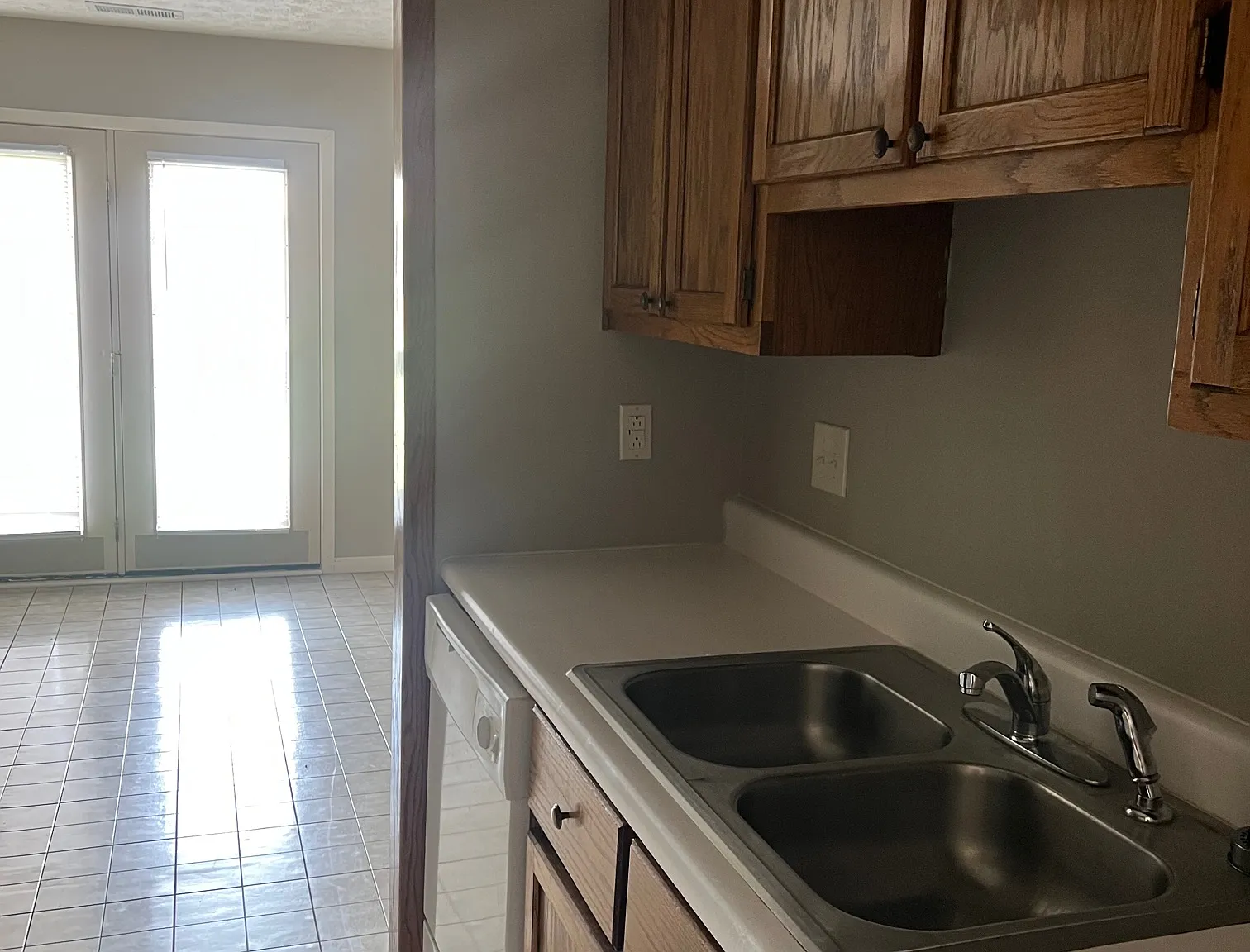 2 bed, 1100 sqft, $825 — Photo 2