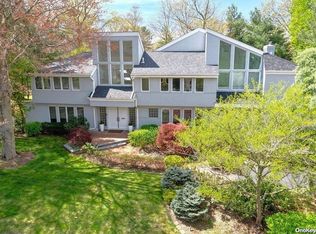 19 Peacock Dr, Roslyn, NY 11576