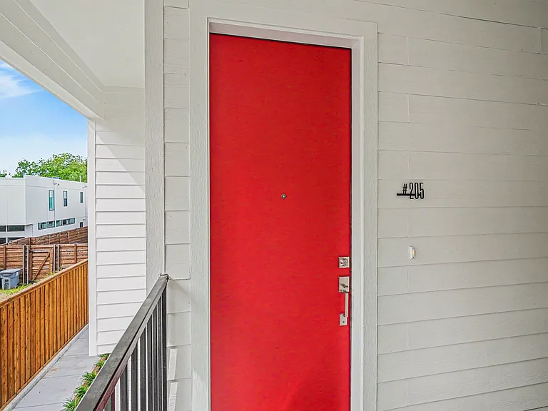 2217 N Fitzhugh Ave #205 — Photo 2