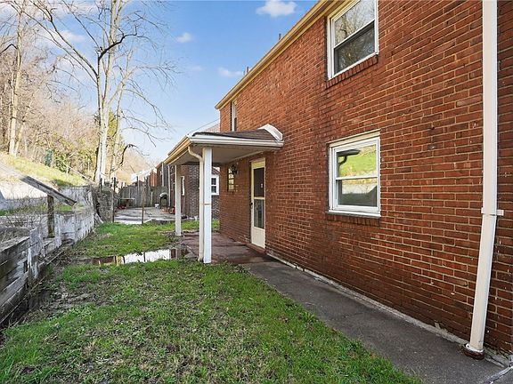 4th image of 2671 Woodstock Ave