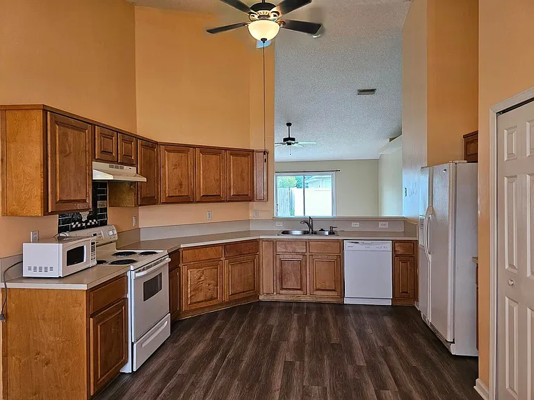 1276 Winding Brook Ct — Photo 2