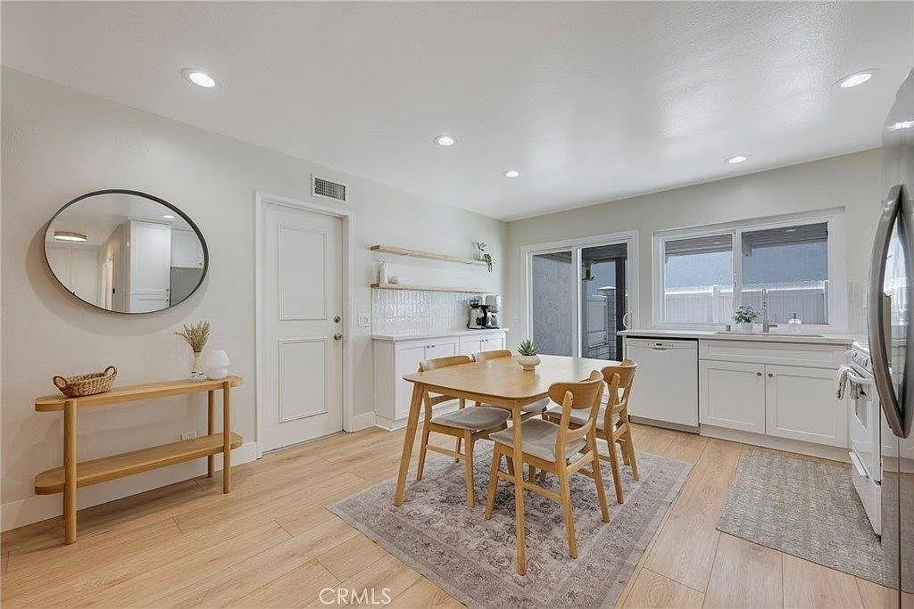 3 bed, 1002 sqft, $3,700 — Photo 3