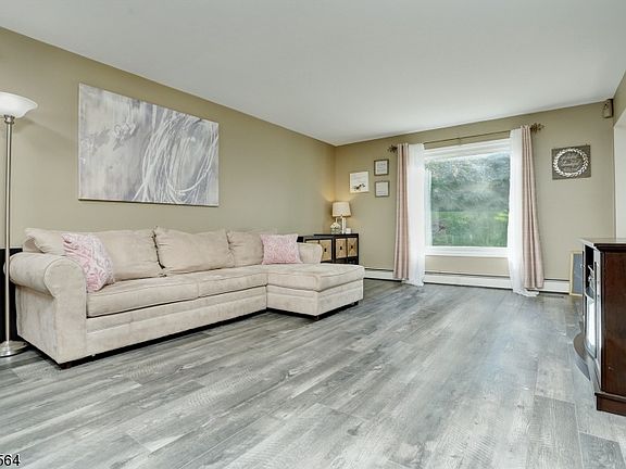 3rd image of 34 Camelot Dr