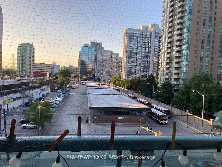 26 Olive Ave N #Penthouse 02 — Photo 6