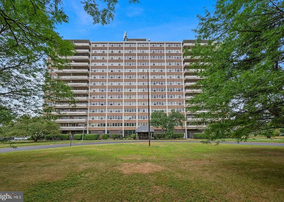 901 Barclay Towers