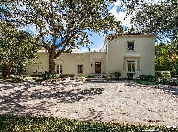 2nd image of 215 Encino Ave