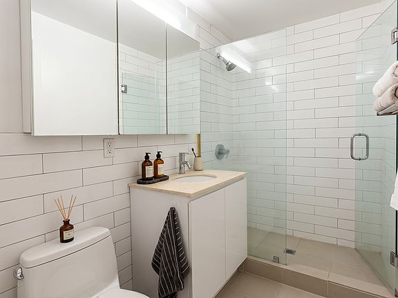 5th image of 203 E 4th St APT 2