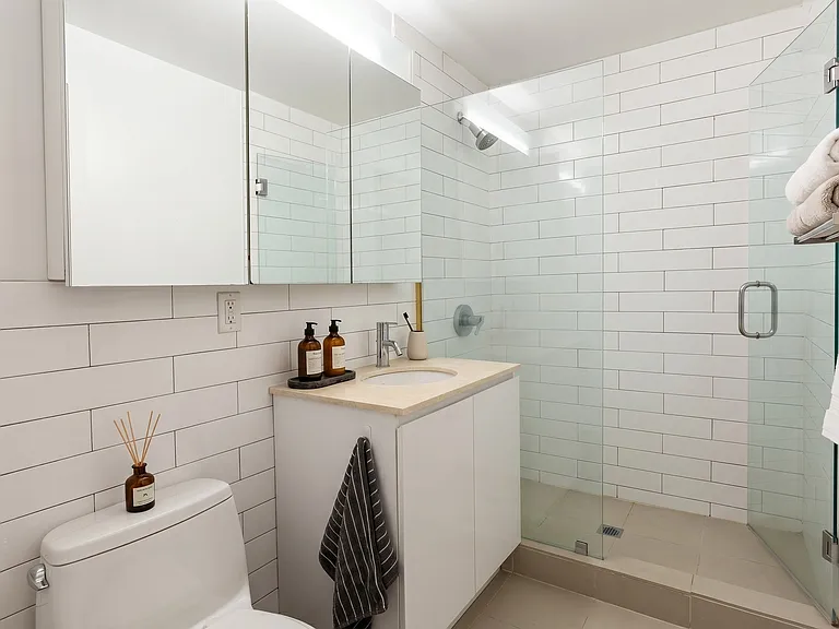 203 E 4th St #2 — Photo 5