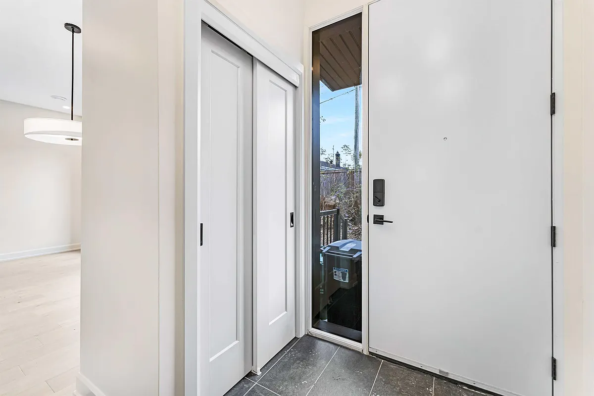 Building Photo - 138 Carillon St #A