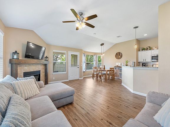 5th image of 303 McCoy Ln