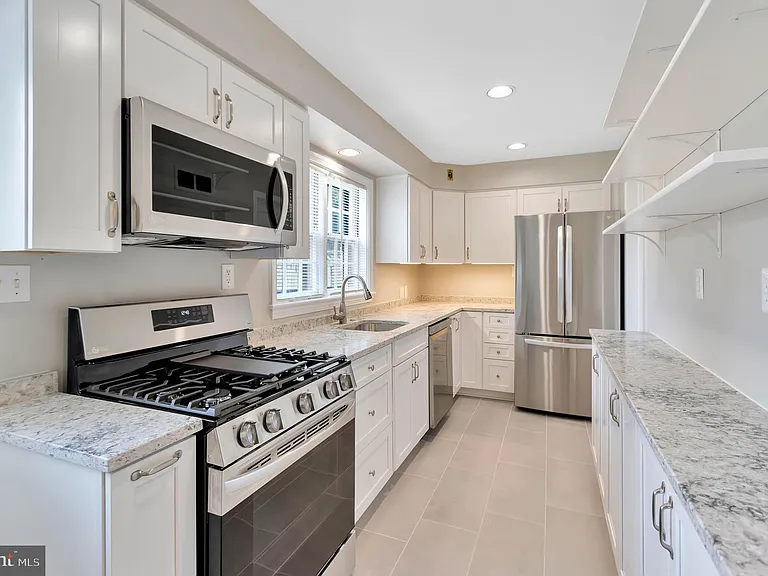970 N Quintana St — Photo 12