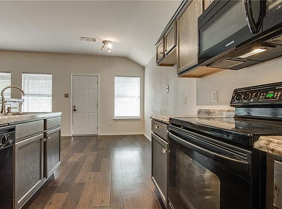 4th image of 306 Old Pecan Way
