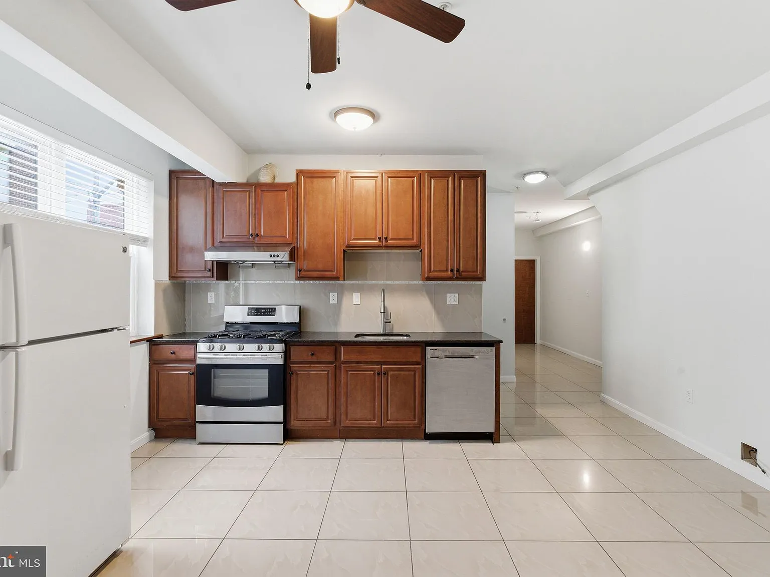 3 bed, 1100 sqft, $1,900 — Photo 3