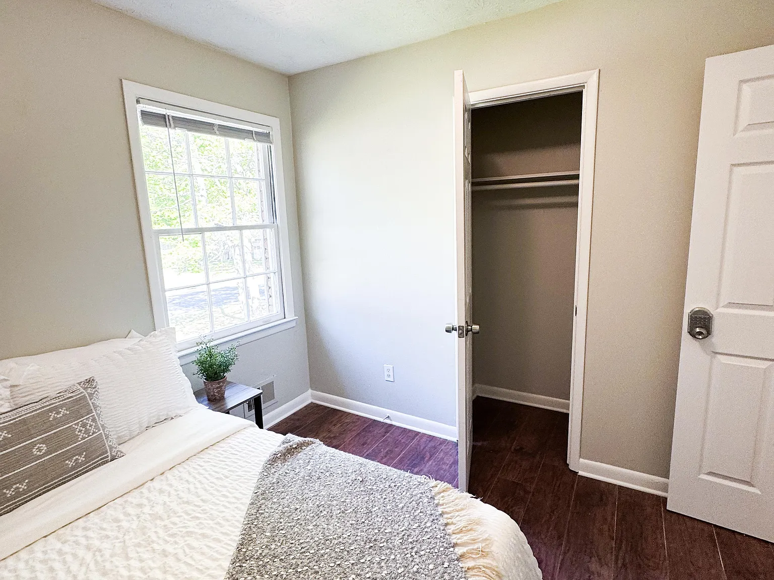 4 bed, 3.0 bath, 2400 sqft, $659 — Photo 2