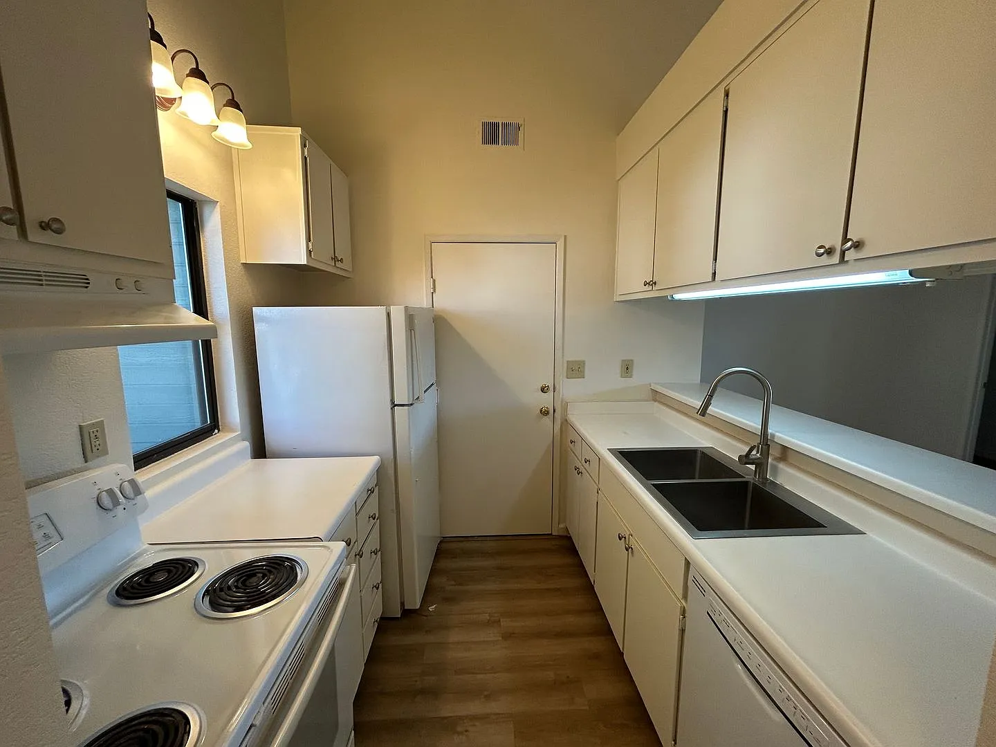 Adorable 1 Bedroom Home in 55+ Cottage Green Community! — Photo 4