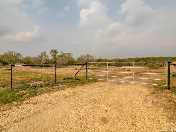 290 Lilly Bear Ln., Moore, TX 78057