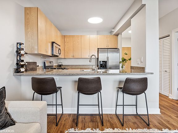4th image of 451 W Huron St #505