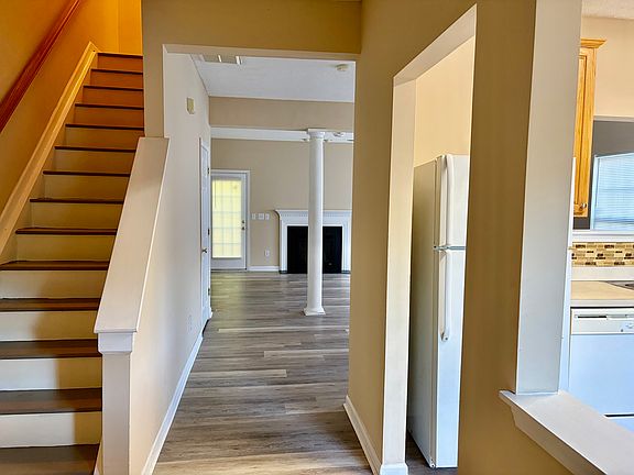 4th image of 108 Queensberry Ct