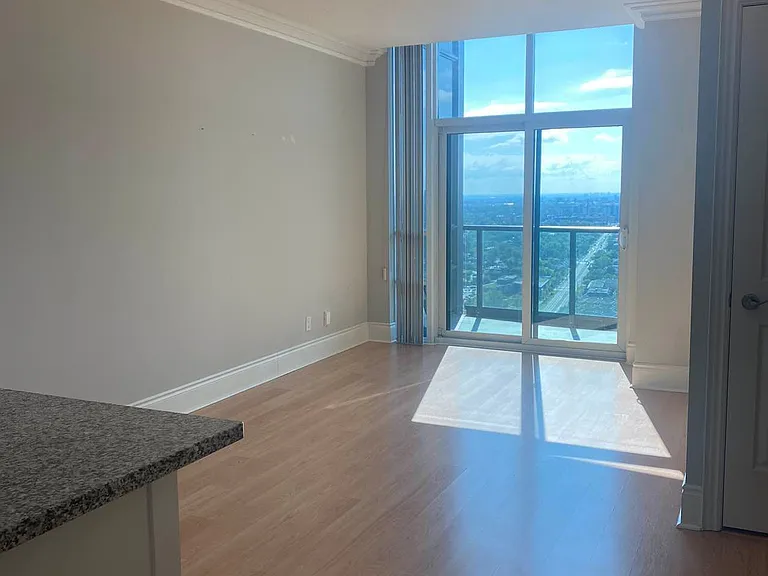 15 Greenview Ave #Penthouse 10 — Photo 3
