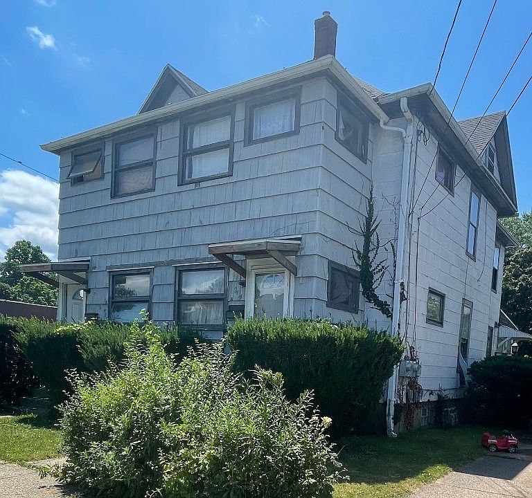 2nd image of 2404 Parade St