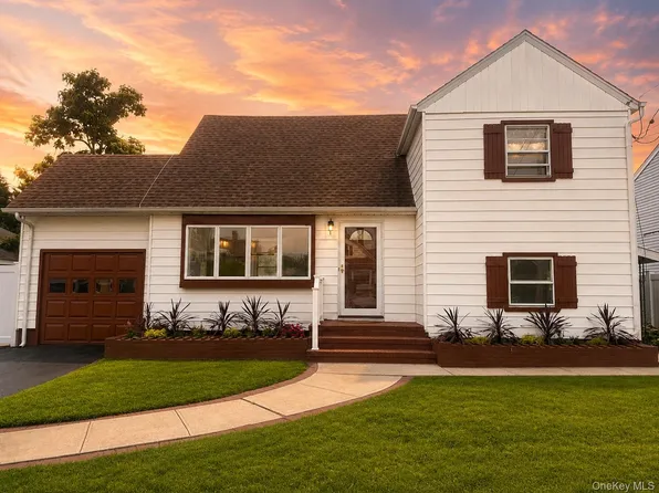 984 Hayes Street, Baldwin, NY 11510