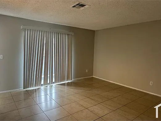 3 bed, 918 sqft, $1,350 — Photo 3