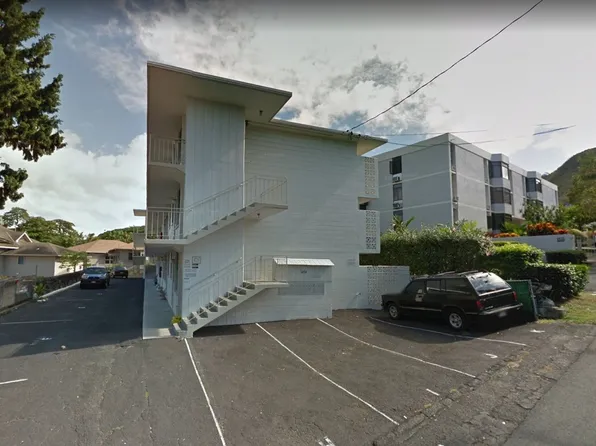 Centrally Located 1-Bedroom Walk-Up Apartment Minutes to Downtown & Queens Hospital