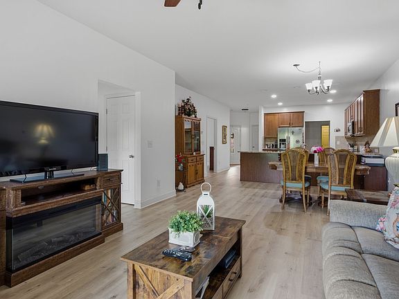 4th image of 208 Siegert Pl