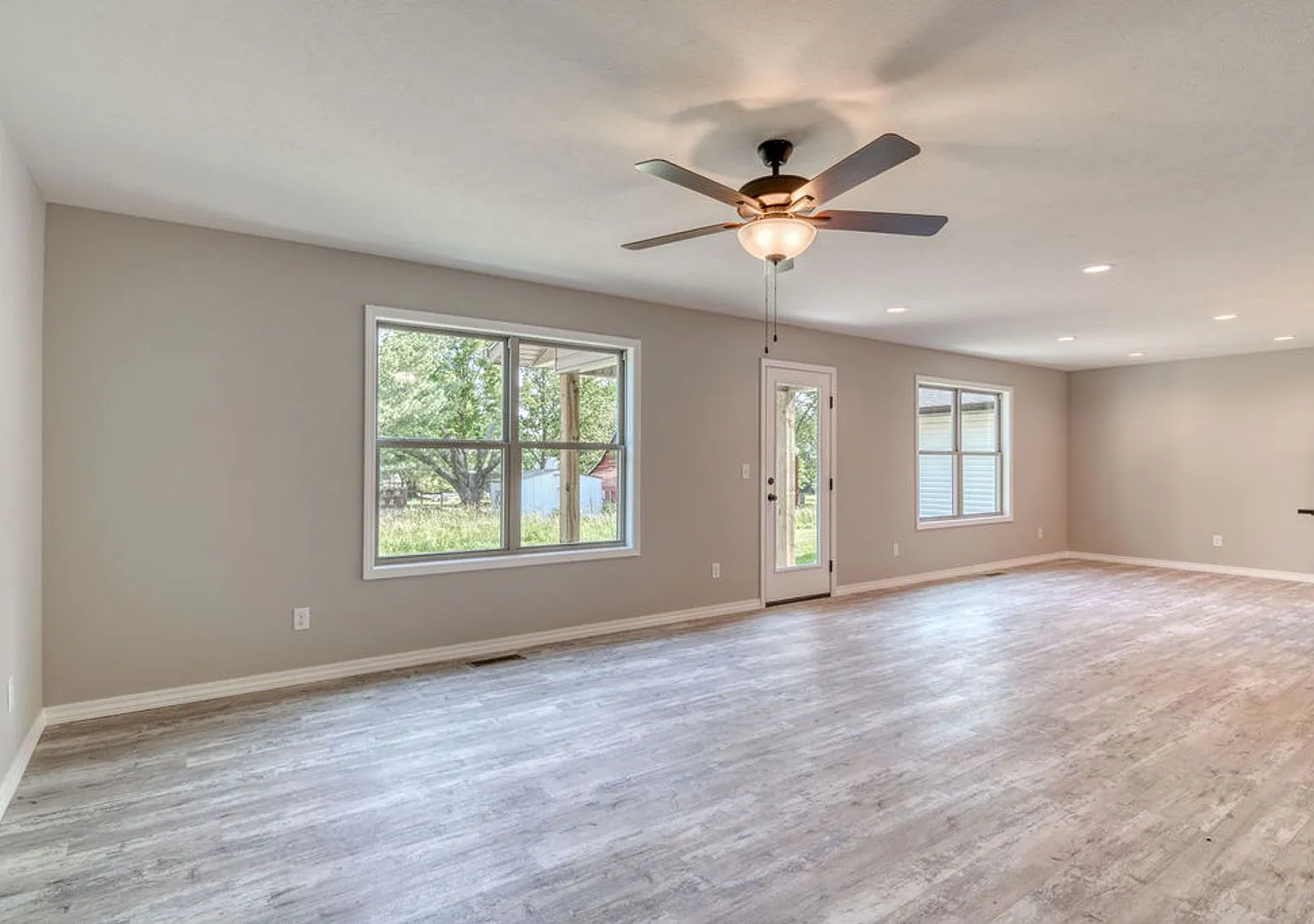 Nearly New 3 Bedroom 2.5 Bathroom Springfield Home — Photo 1
