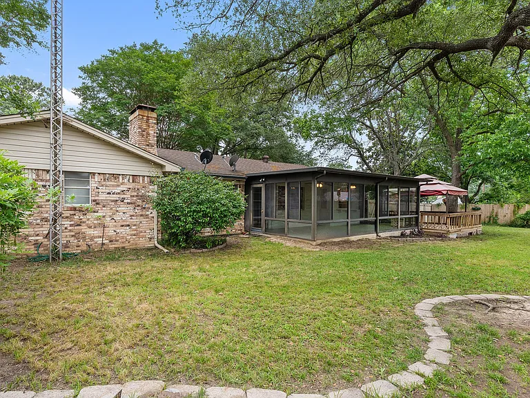 105 Wisteria Ct — Photo 25