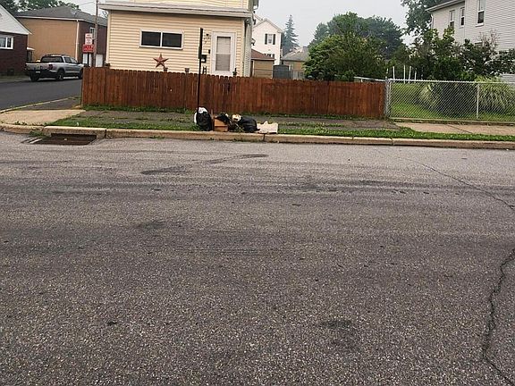 3rd image of 579 Grant St