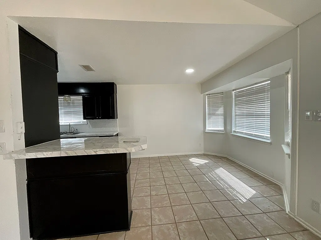 3 bed, 2.0 bath, 1642 sqft, $2,300 — Photo 4
