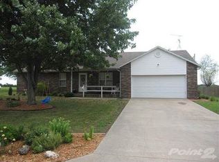 222 Country Ln, Mount Vernon, MO 65712