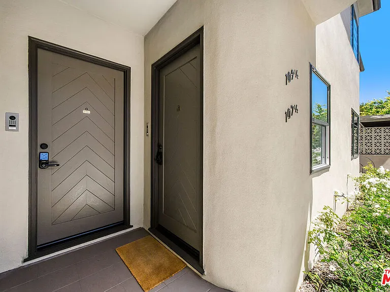 107 S Flores St #1/2 — Photo 2