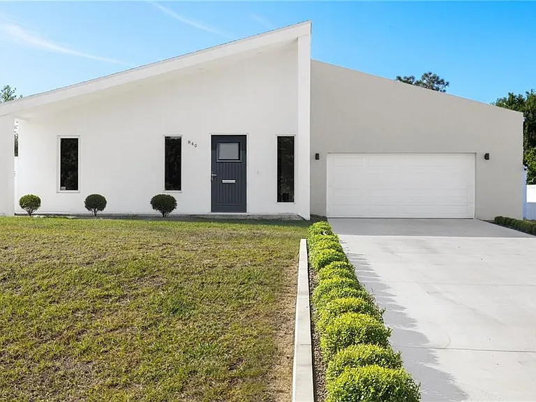 840 Carpenter St E — Photo 1