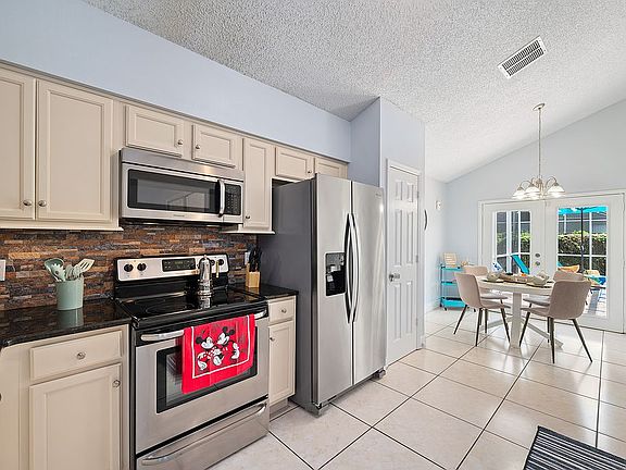 2nd image of 2718 Chatham Cir