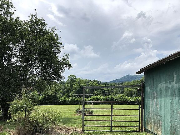 5th image of 198 Mountain Valley Dr
