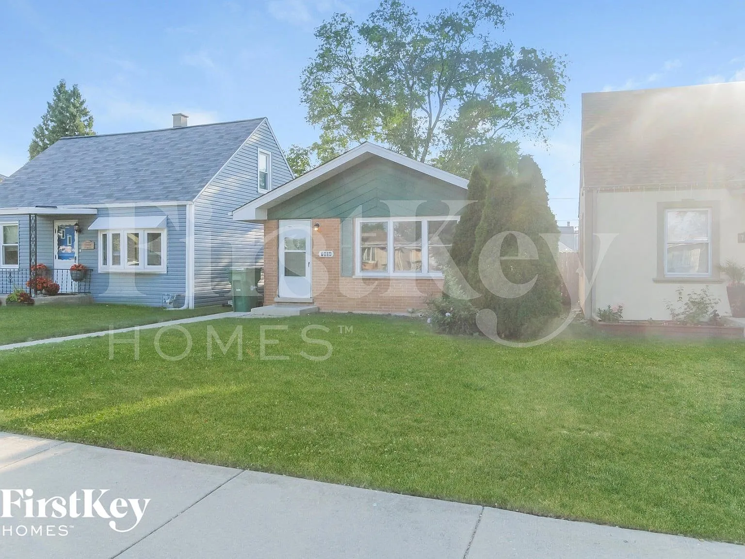 3 bed, 1.0 bath, 1200 sqft, $2,920 — Photo 2