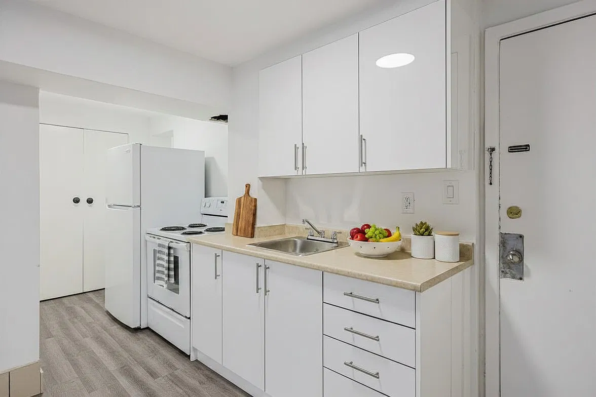 2204 Dufferin Street — Photo 4