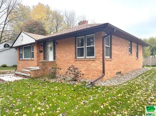 323 4th St NE, Sioux Center, IA 51250