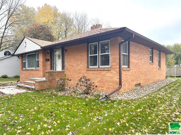 323 4th St NE, Sioux Center, IA 51250