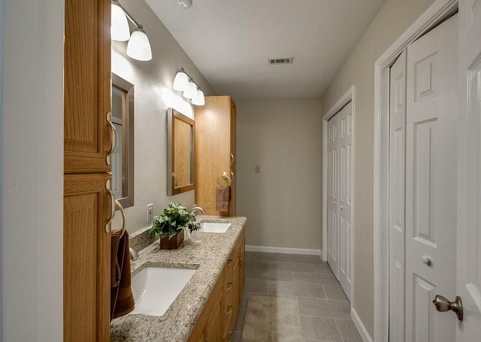 1st image of 1204 Hillview Dr