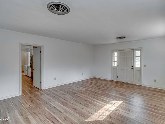5th image of 632 2nd Ave NW