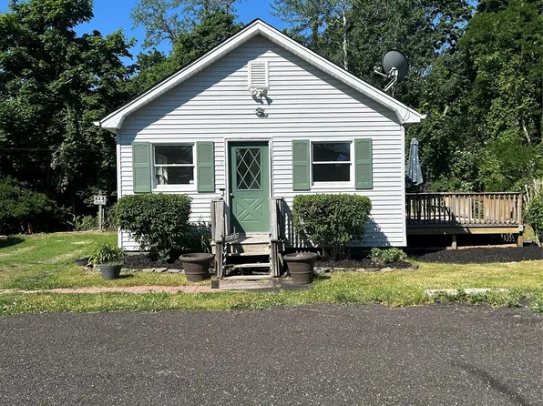 1572 Main Rd, Riverhead, NY 11901